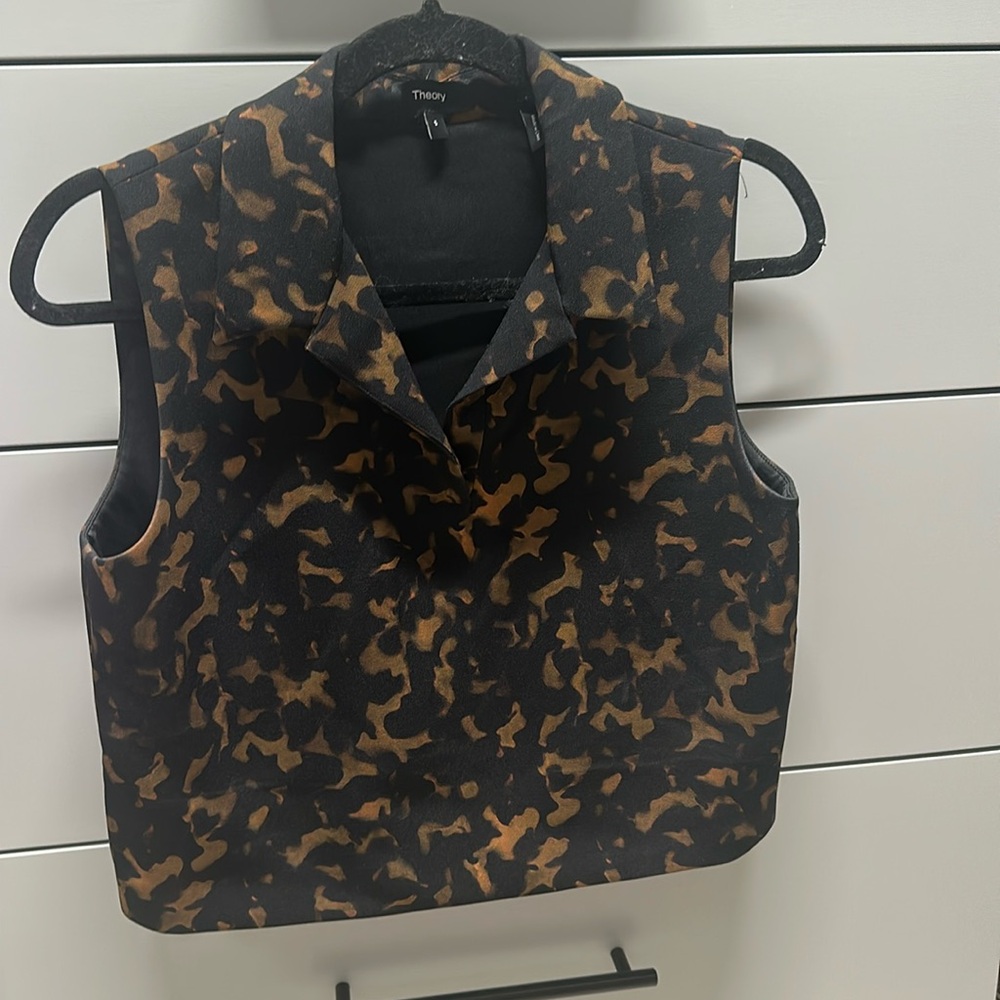 Theory tortoise crop polo shirt
Worn once 
Like new